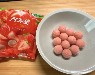 いちご×トマトってアリ!? ファミマ限定「アイスの実 いちごベジ」を食べたら予想外の爽やかさ！