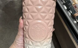 【2025年夏限定】韓国スタバのタンブラーが可愛すぎる！ミニポーチ付きの特別デザイン