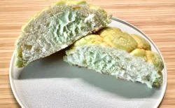 【ファミマ新作】クラウンメロン香る贅沢メロンパンを実食！ふわっと広がる果実感&芳醇な甘さ