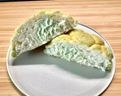 【ファミマ新作】クラウンメロン香る贅沢メロンパンを実食！ふわっと広がる果実感&芳醇な甘さ