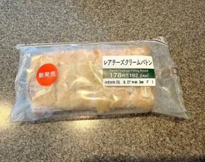 【食レポ】セブンの「レアチーズクリームバトン」──甘酸っぱさとパイの軽さがクセになる！