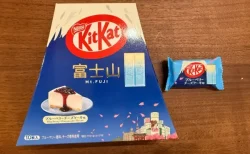 見た目は富士山、味はどう？キットカット「ブルーベリーチーズケーキ味」を正直レビュー！