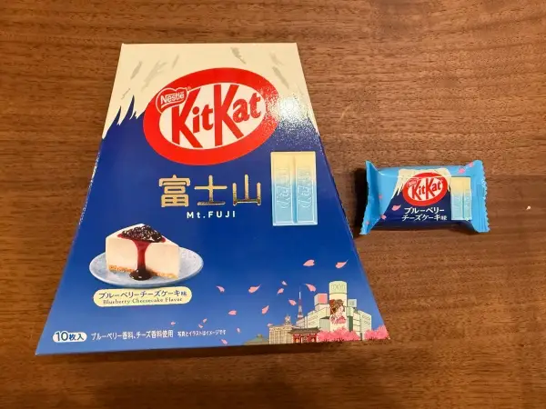 見た目は富士山、味はどう？キットカット「ブルーベリーチーズケーキ味」を正直レビュー！