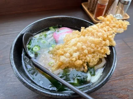 倉敷市真備町の豪雨災害から復活した【さるや】の絶品「海老天うどん」を実食！