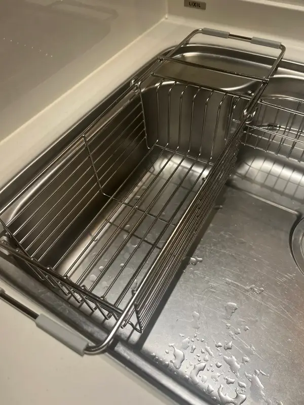狭いキッチンでも大活躍！無印のスライド式シンクバスケット体験レビュー
