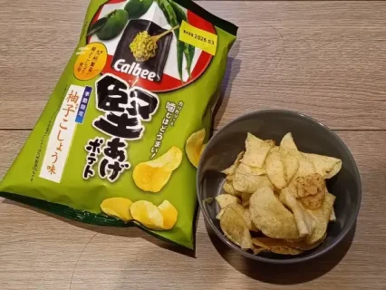 ピリ辛好き必見！カルビー「堅あげポテト 柚子こしょう味」2025年版は”大人”の味だった