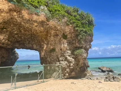 【沖縄・宮古島】砂山ビーチ体験談！茂みを抜けた先にある絶景！砂山ビーチで見つけた星の砂と岩のアーチの魅力