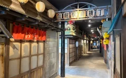 【函館駅徒歩1分】まるでタイムスリップ！「HAKOVIVA函館駅前横丁」が昭和レトロな世界がエモすぎた