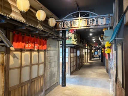 【函館駅徒歩1分】まるでタイムスリップ！「HAKOVIVA函館駅前横丁」が昭和レトロな世界がエモすぎた