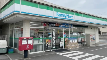 ファミマ「トイレは聞かれても貸しません」清掃代と慰謝料150万円請求の貼り紙が波紋