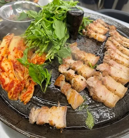 【韓国・仁川】ピョンウソクも訪れた「モックモン」でミナリサムギョプサル体験レビュー!ホンデや釜山の店舗もあり