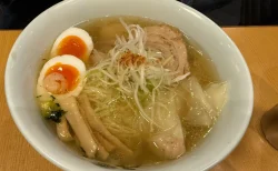 塩ラーメンの概念が変わる一杯。「ひるがお 東京駅店」の深みあるスープと絶品トッピングを体験！