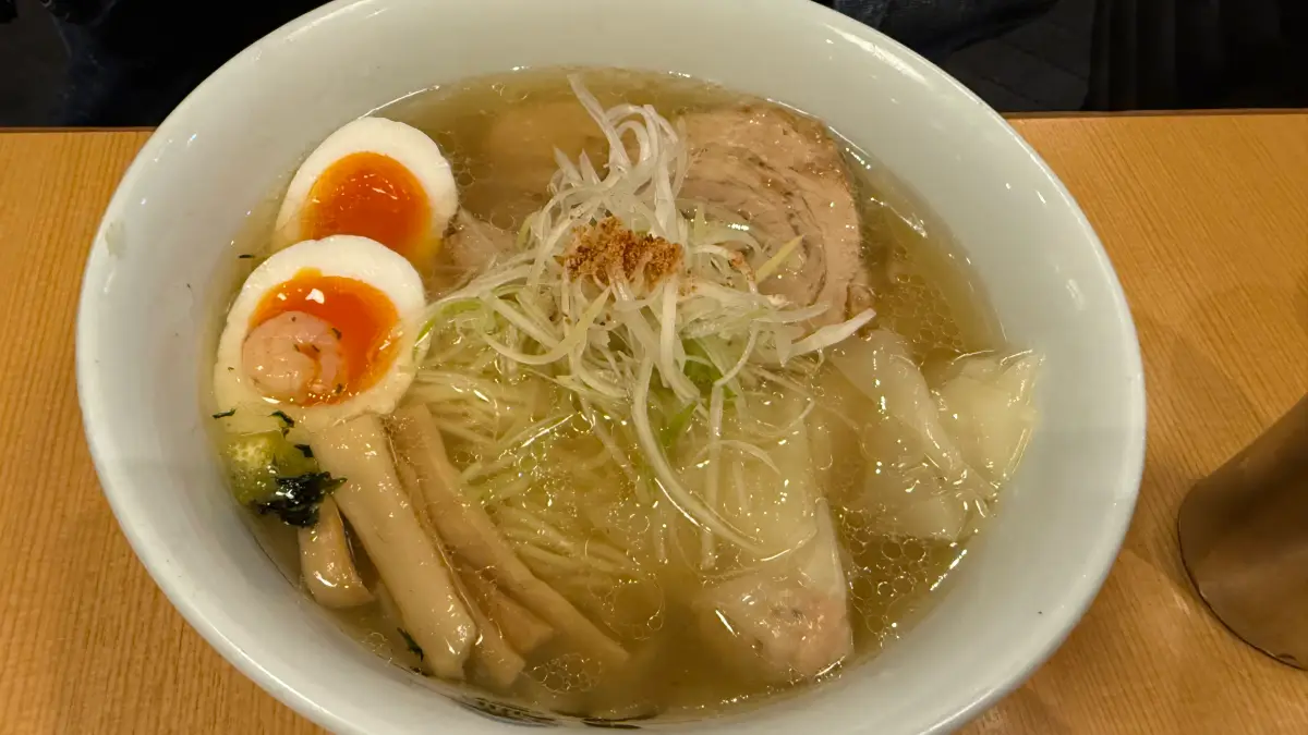 塩ラーメンの概念が変わる一杯。「ひるがお 東京駅店」の深みあるスープと絶品トッピングを体験!