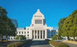 菅義偉元首相が政界引退を表明「喜寿で後進に譲る」歴代最長の官房長官としての経歴と決断の背景