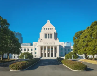 菅義偉元首相が政界引退を表明「喜寿で後進に譲る」歴代最長の官房長官としての経歴と決断の背景