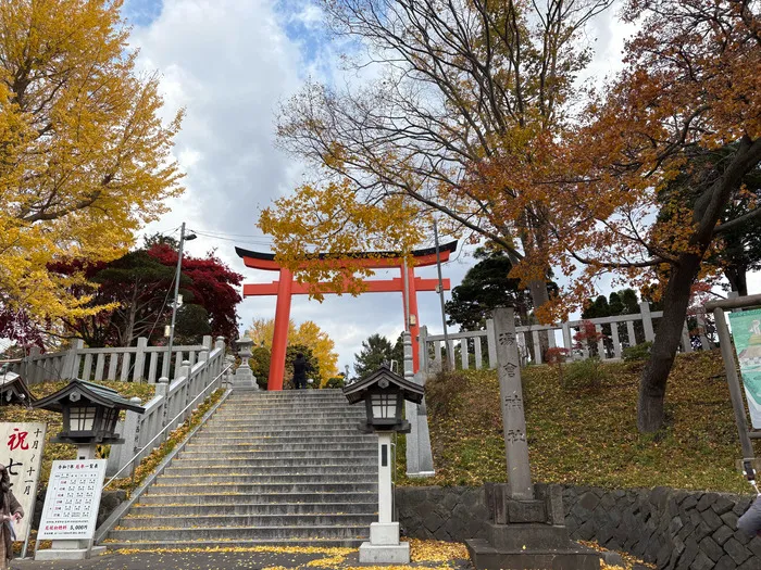 SNSで話題!函館・湯倉神社の見どころをレビュー!紅葉と”イカすおみくじ”が魅力のパワースポット