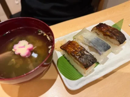 【近江八幡グルメ】観光ついでの軽食に最適。京の加悦寿司の〆鯖寿司のイートイン体験記！