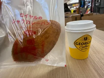 【海老名SA下りグルメ】ぽるとがるの「カレーパン」実食レポ｜サクッと旨辛でメロンパン超え？ドライブ休憩に最適！