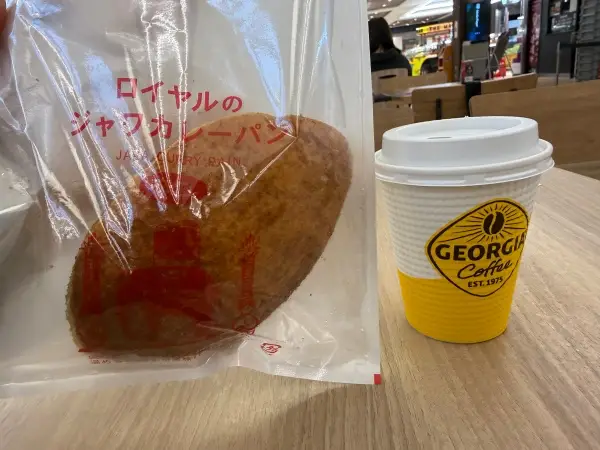 【海老名SA下りグルメ】ぽるとがるの「カレーパン」実食レポ|サクッと旨辛でメロンパン超え?ドライブ休憩に最適!