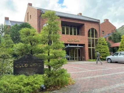 【2025年最新】クラブハリエ日牟禮館の今。カフェ休業でも魅力満載！赤レンガとガラスの芸術を巡る旅。