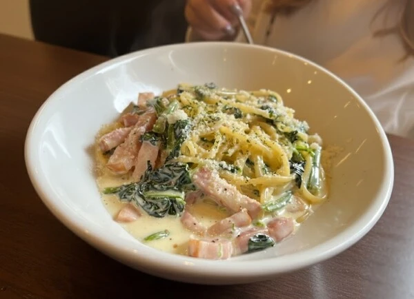 パスタ好き必見！笠岡駅近「セコンディ・カフェ」で味わう30種の本格パスタ体験記