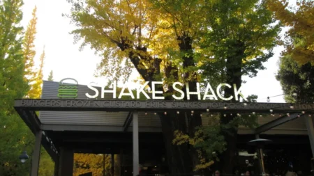 Shake Shack外苑いちょう並木店は本当に最高?黄金色の絶景と行列、注文のリアルを徹底レビュー