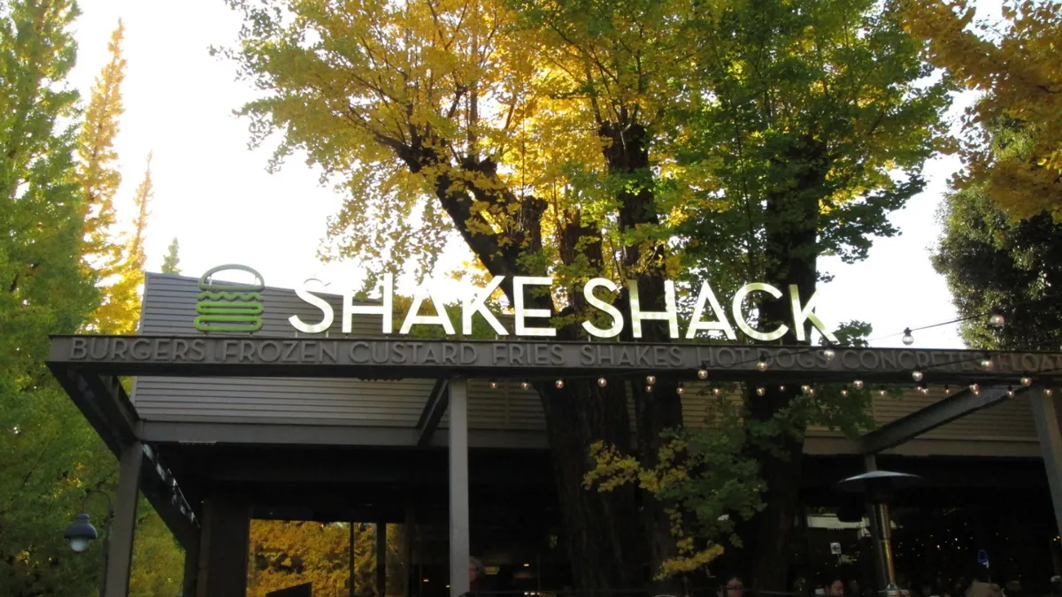 Shake Shack外苑いちょう並木店は本当に最高?黄金色の絶景と行列、注文のリアルを徹底レビュー
