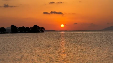 宍道湖の夕日スポットで絶景に感動！「とるぱ」と「岸公園」で見た嫁ヶ島サンセットが最高だった【現地レポ】