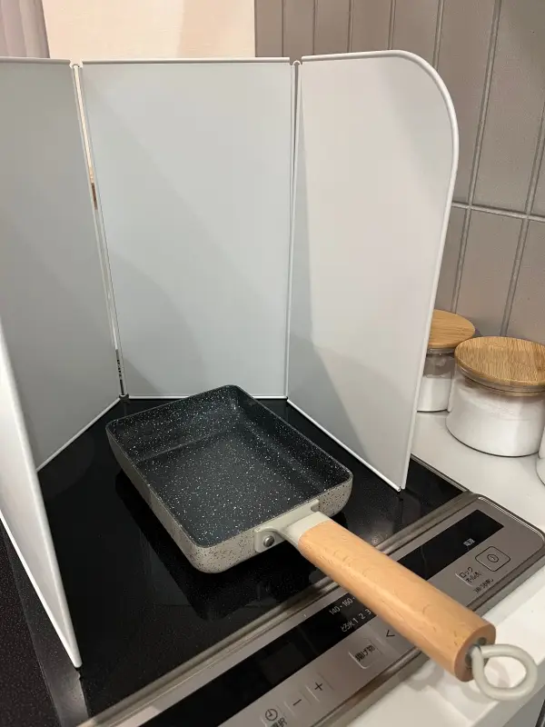 キッチンの救世主？SNSで話題の「折りたたみ式レンジガード」の実力を主婦が徹底検証！掃除がラクになった理由とデメリットも正直に