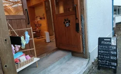 早稲田のハワイ「OKA808」で都心にいながらリゾート気分！ペットOKの広々空間で癒しのひととき