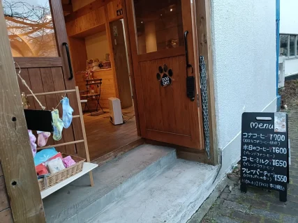 早稲田のハワイ「OKA808」で都心にいながらリゾート気分!ペットOKの広々空間で癒しのひととき