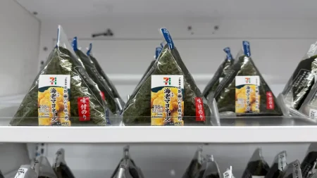 セブンの『海老マヨ×味付海苔おにぎり』を実食レビュー｜濃厚マヨと味付け海苔が相性抜群でリピしてます