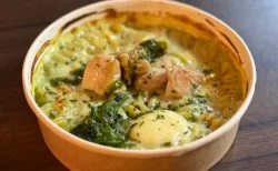 【ファミマ新作】バジルクリームグラタンを食べてみた！生パスタのもちもち食感にハマる