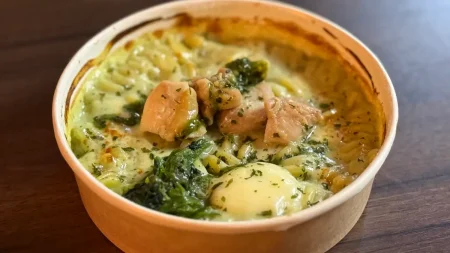 【ファミマ新作】バジルクリームグラタンを食べてみた！生パスタのもちもち食感にハマる