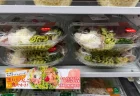 セブンの新作サラダは買うべき？「生ハムとチーズのバジルサラダ」を味・コスパで徹底評価！【実食レビュー】