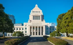 菅義偉元首相が政界引退を表明「喜寿で後進に譲る」歴代最長の官房長官としての経歴と決断の背景