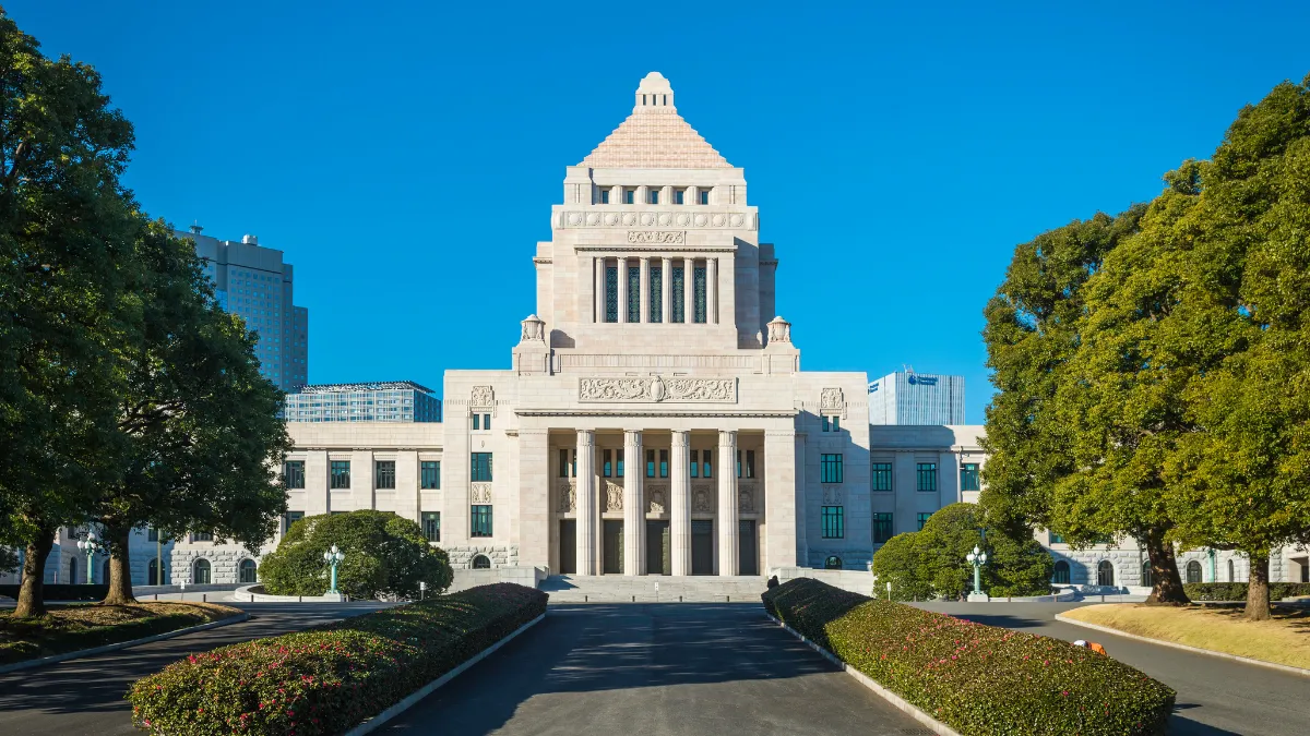 菅義偉元首相が政界引退を表明「喜寿で後進に譲る」歴代最長の官房長官としての経歴と決断の背景