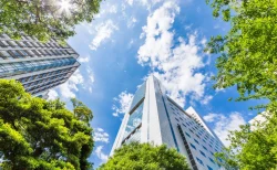 au三太郎シリーズどうなる？浜崎慎治監督”ポルシェで酒気帯び”逮捕にSNS衝撃　作品への影響懸念の声も