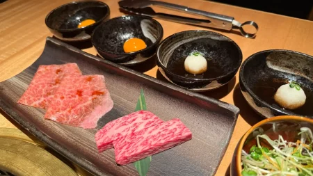 ただの高級焼肉じゃない…表参道「よろにく」で味わう、至福の誕生日ディナーを体験レビュー！記念日に行くべき焼肉がここにある。