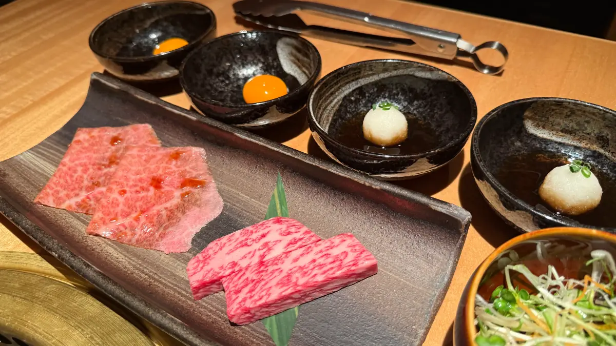 ただの高級焼肉じゃない…表参道「よろにく」で味わう、至福の誕生日ディナーを体験レビュー！記念日に行くべき焼肉がここにある。