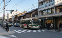 「バスに乗れない」京都市民の怒りが動かした！全国初の市バス”二重価格”が現実に　なぜ実現したのか、背景を深掘りする