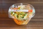 【セブンのリピ確サラダ】くずして食べるパリパリ麺のサラダが絶妙すぎ…！味・ボリューム・満足感など、写真多めで実食レビュー