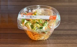 【セブンのリピ確サラダ】くずして食べるパリパリ麺のサラダが絶妙すぎ…！味・ボリューム・満足感など、写真多めで実食レビュー