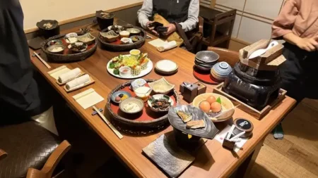 小湊温泉「三水」の朝食テーブル全景