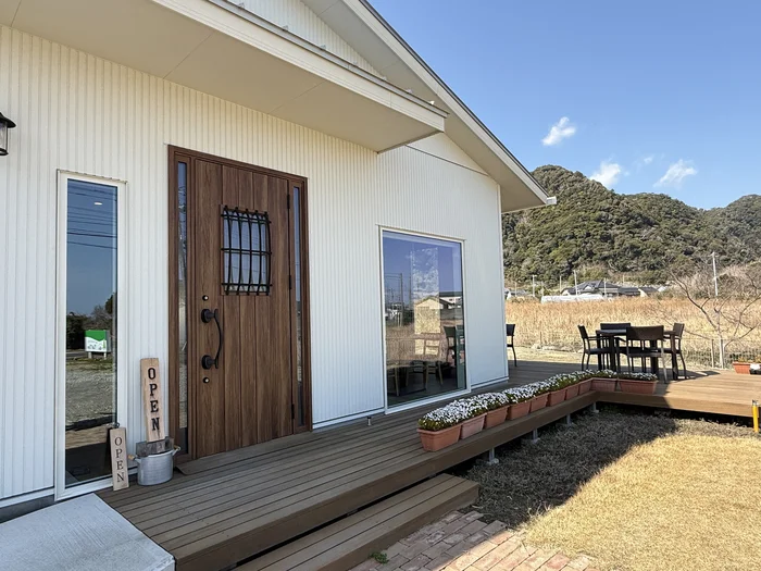 店舗入口とテラス席