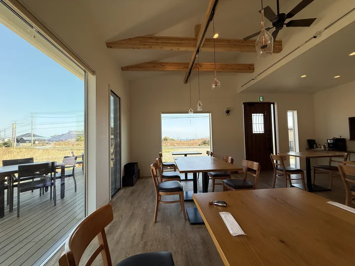 大きな窓と開放的な店内