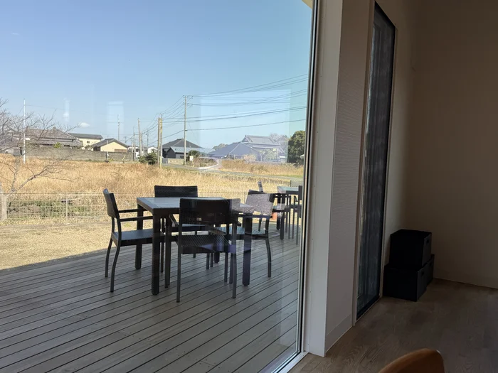 店内からテラス席と外の景色