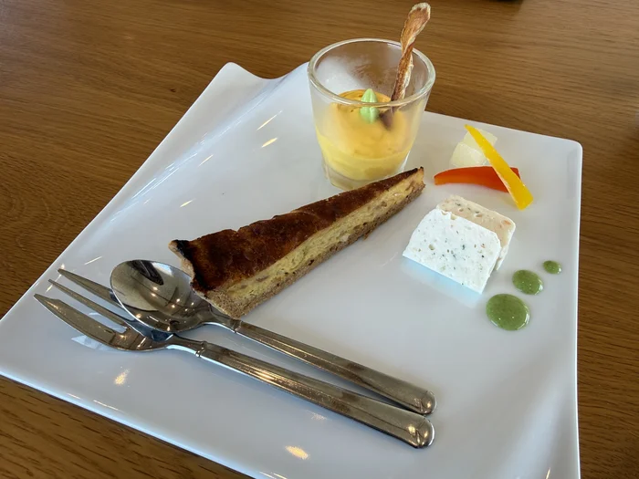 キッシュ・かぼちゃムース・テリーヌの前菜プレート