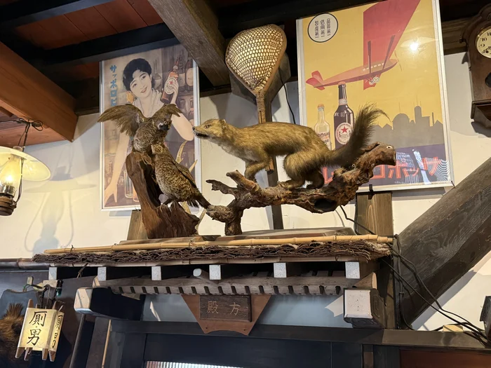 店内の剥製と古いポスター