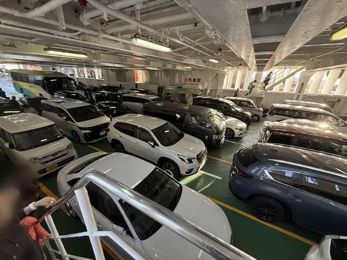 画像 車両甲板に駐車された車